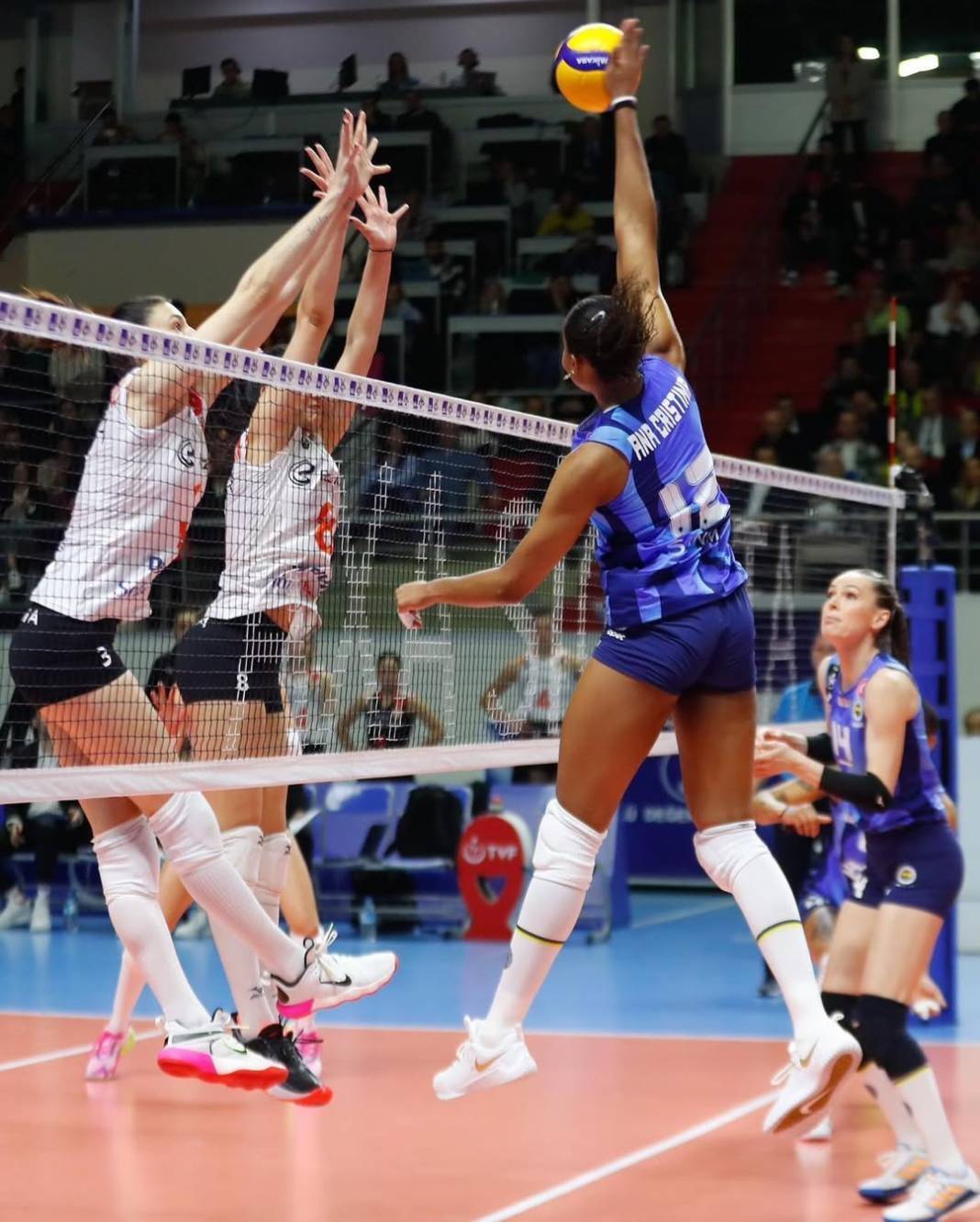 Ana Cristina Amerika'yı yerle bir etti! 2